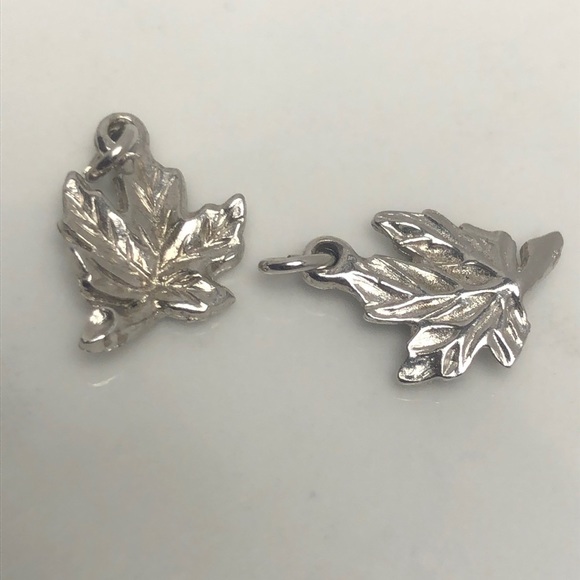 Maple leaf sterling silver vintage‎ pendant bracelet charm - Picture 1 of 3